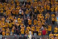 哈利伯頓賽后跳上技術(shù)臺這一幕，像極了當(dāng)年科比第5冠的那一幕！