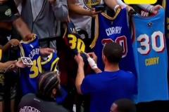 暖心偶像！庫里用受傷的投籃手為火箭主場(chǎng)的勇士球迷簽名