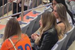 泰山外援太太團(tuán)現(xiàn)身濟(jì)南奧體中心，令中超“齊魯?shù)卤取痹錾簧? title=