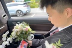 這是真的熱愛哈！男子結(jié)婚在婚車上拿著手機(jī)看火勇季后賽~
