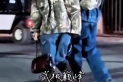 球場(chǎng)失意情場(chǎng)得意！布克被拍到與新女友深夜散步