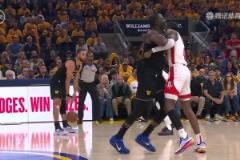 開場就搞事情？追夢手腳并用放倒杰倫-格林！被吹一級惡犯！