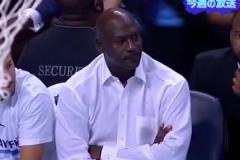 來自神的憤怒！經(jīng)典名場面：場邊觀戰(zhàn)黃蜂隊的老板喬丹！