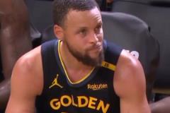 主場不敵火箭被拖入搶七！庫里坐在替補(bǔ)席不住搖頭