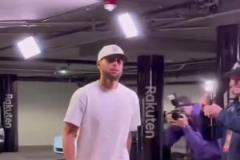 勇士球員賽前穿搭：庫(kù)里JB黑白配 花里胡哨希爾德 追夢(mèng)一身黑