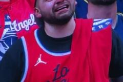 大老遠(yuǎn)跑過來給我看這個？快船球迷在客場被打哭了