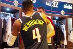 能量滿滿！威少賽后回更衣室繞場一周和隊友挨個擊掌