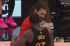 一笑泯恩仇賽后追夢(mèng)與亞當(dāng)斯握手致意，有說(shuō)有笑