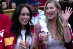 導播是懂的火勇G7暫停鏡頭給到身材姣好的金發(fā)美女球迷~~