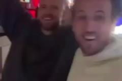 苦了這倆孩子了凱恩和戴爾激情合唱，慶祝二人生涯首冠