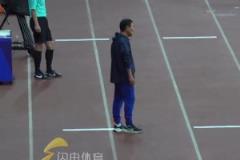 泰山2-3云南被逆轉(zhuǎn)，崔康熙無(wú)奈攤手，叉著腰隨后坐回了教練席