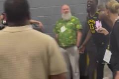 賽后格林大喊‘’驚喜“和庫(kù)里返回更衣室，看得出來(lái)庫(kù)里很開(kāi)心啊