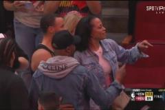 媽媽我們晉級(jí)了！庫(kù)里賽后疲憊與媽媽擁抱 并指向替補(bǔ)席誰(shuí)？