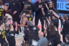 未來是你的！庫(kù)里賽后和阿門聊了很久，隨后兩人緊緊擁抱