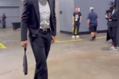 誰最時(shí)尚？火勇兩隊(duì)球員賽前抵達(dá)球館！海王穿拖鞋就來了