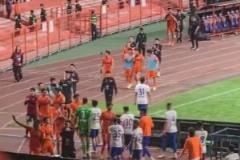 賽后遠(yuǎn)征的泰山球迷大喊：過(guò)來(lái)！崔康熙