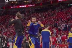 真嗨啊！庫里賽前跳起了舞，還與隊(duì)友們一一互動(dòng)