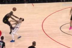 非籃球動(dòng)作范喬丹切球被追夢(mèng)左手劈倒在地！裁判回看追夢(mèng)吃T