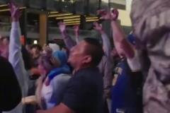 瘋狂的氛圍！看到勇士拿下G7后，大通中心外的球迷們開(kāi)心了！