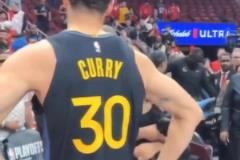 這一幕太甜了！庫(kù)里贏球后場(chǎng)邊擁抱妻子