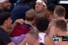 讓我裝一下！戈登三分絕殺后，全隊(duì)圍著他瘋狂慶祝！戈登怒目圓睜！