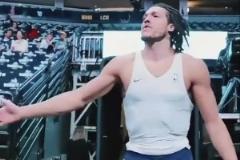 男人中的男人！戈登這不羈的發(fā)型和壯碩的身材不愧是人中呂布