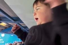 想捏捏臉恩佐兒子在斯坦福橋現(xiàn)場看爸爸比賽