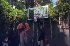 場下的威少和妻子孩子一起打籃球，這就是男人最終的夢想吧