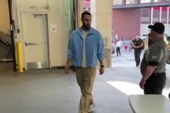 蓄勢待發(fā)！庫里一身休閑裝抵達球館