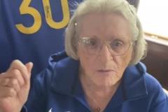 庫里86歲老迷妹！凱蒂奶奶：祝你今晚比賽好運 沖啊勇士?。。? title=