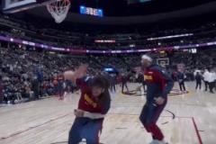 掘金賽前熱身扣籃秀 網(wǎng)友熱評(píng)：除了戈登9分其他都是滿分