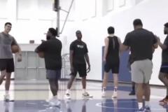 速度變快了？楊瀚森赴美特訓(xùn)：底角三分4連中 籃下?lián)烨?連扣