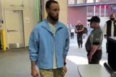 G1即將開戰(zhàn)！庫里抵達森林狼球館沒想到還得過安檢交手機啊