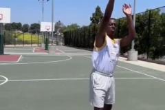 太搞了！外網(wǎng)網(wǎng)紅惡搞濃眉打球現(xiàn)狀！擊個(gè)掌都能傷是吧？