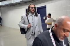 投進(jìn)絕殺的戈登抵達(dá)球館 這身材退役后輕松當(dāng)超模啊