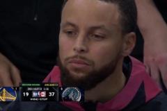 華子被踩傷痛苦倒地，鏡頭給到場邊的庫里，兩眼無神！