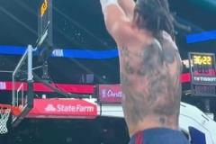 感受下阿隆-戈登這身恐怖的肌肉！身上紋身“改善”兩字很搶眼！