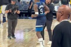 也是耐殺王！華子被踩腳踝離場幾分鐘后就回來熱身 下半場首發(fā)！