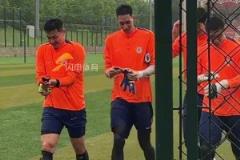 泰山隊四位門將冒雨訓練，于金永手套都能“擰出水”