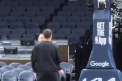 WOW！庫里今天現(xiàn)身訓(xùn)練現(xiàn)場給隊友當球童球迷擔心他卻在扭