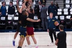 約基奇熱身隔扣兩人！助教：該配合你演出的我在盡力表演