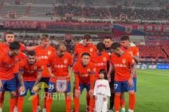 李源一女兒參加賽前合影，一下子撞到謝文能的心巴上