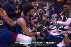 永葆激情！加時領先暫停時威少給隊友狂煲雞湯