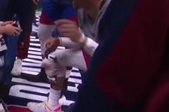 下面...我簡單說兩句！威少在加時(shí)暫停期間為隊(duì)友們加油鼓勁