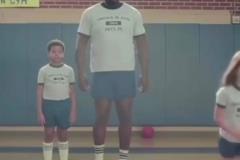 這喜劇天賦簡直了！名場面：奧尼爾冒充小學(xué)生重返校園！