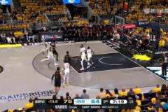 敬業(yè)！特納崴腳強(qiáng)忍疼痛還干了一攻一防！最終一瘸一拐回更衣室