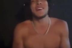 還有什么你不會的！？戈登半裸彈鋼琴 用最溫柔的口氣F*ck U