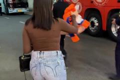 美滋滋！瓦科本場爆發(fā)拿下帽子戲法，賽后與愛妻拿走比賽用球