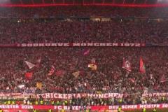 致謝拜仁死忠！穆勒爬上南看臺(tái)喊麥和球迷一起慶祝！