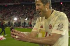 斬獲生涯首冠！凱恩啤酒浴樂在其中！